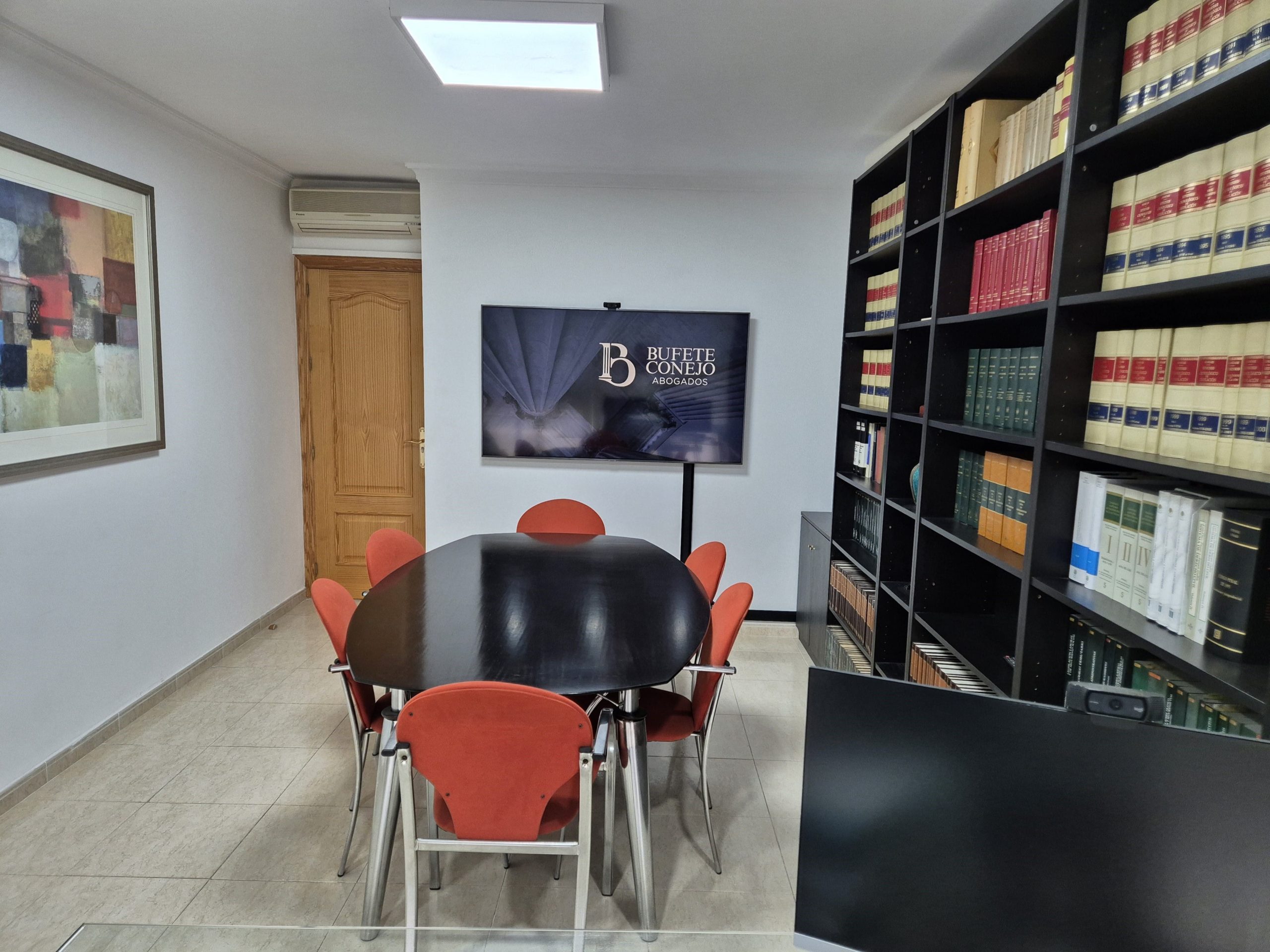 https://bufeteconejo.es/wp-content/uploads/2025/09/Sala-Video-Bufete-Conejo-scaled.jpeg